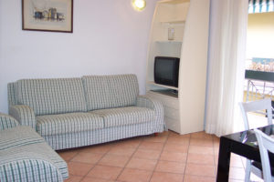 APPARTAMENTO ULTIMO PIANO PICCOLA PALAZZINA 100 METRI DAL MARE