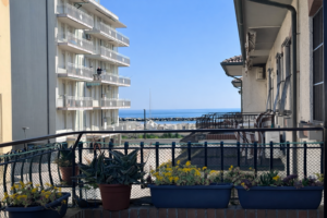 appartamento con vista mare e posto auto