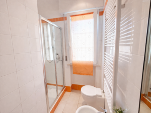 appartamento con vista mare e posto auto
